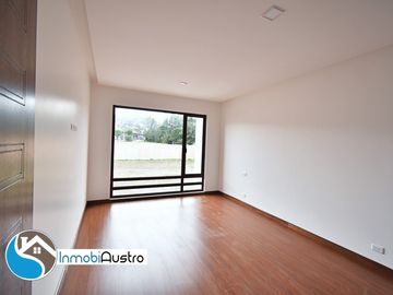 Venta de Casa con Acabados de Lujo en Challuabamba