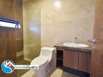 Venta de Casa con Acabados de Lujo en Challuabamba