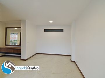Venta de Casa con Acabados de Lujo en Challuabamba