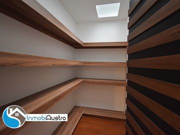 Venta de Casa con Acabados de Lujo en Challuabamba