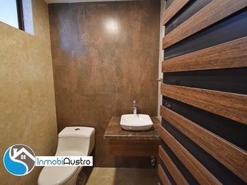 Venta de Casa con Acabados de Lujo en Challuabamba