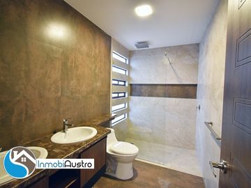 Venta de Casa con Acabados de Lujo en Challuabamba