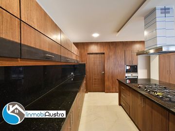 Venta de Casa con Acabados de Lujo en Challuabamba