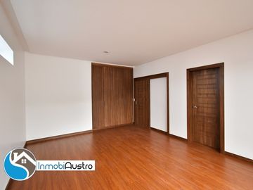Venta de Casa con Acabados de Lujo en Challuabamba