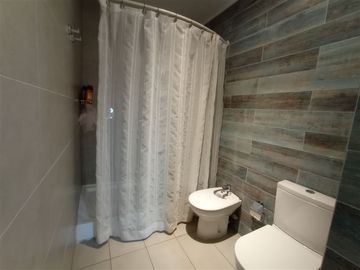 Casa en Venta en Departamento 4 dormitorios, 4 estacionamiento Latadia/Manquehue