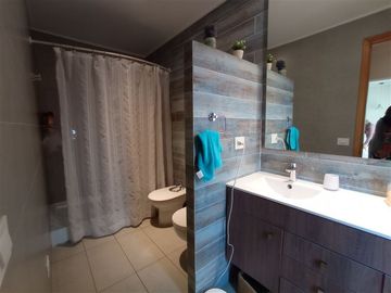 Casa en Venta en Departamento 4 dormitorios, 4 estacionamiento Latadia/Manquehue