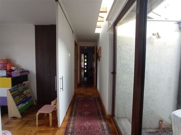 Casa en Venta en Departamento 4 dormitorios, 4 estacionamiento Latadia/Manquehue