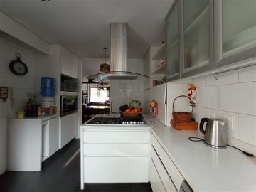 Casa en Venta en Departamento 4 dormitorios, 4 estacionamiento Latadia/Manquehue