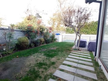 Casa en Venta en Departamento 4 dormitorios, 4 estacionamiento Latadia/Manquehue