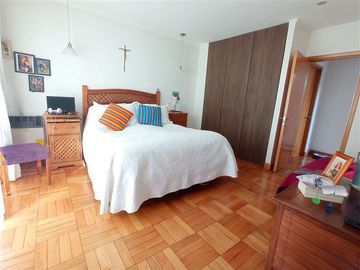 Casa en Venta en Departamento 4 dormitorios, 4 estacionamiento Latadia/Manquehue