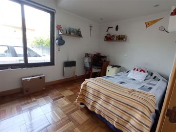 Casa en Venta en Departamento 4 dormitorios, 4 estacionamiento Latadia/Manquehue