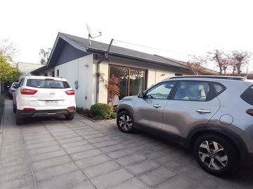 Casa en Venta en Departamento 4 dormitorios, 4 estacionamiento Latadia/Manquehue