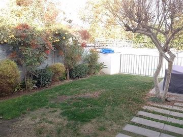 Casa en Venta en Departamento 4 dormitorios, 4 estacionamiento Latadia/Manquehue