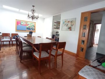 Casa en Venta en Departamento 4 dormitorios, 4 estacionamiento Latadia/Manquehue
