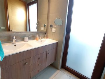 Casa en Venta en Departamento 4 dormitorios, 4 estacionamiento Latadia/Manquehue