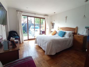 Casa en Venta en Departamento 4 dormitorios, 4 estacionamiento Latadia/Manquehue