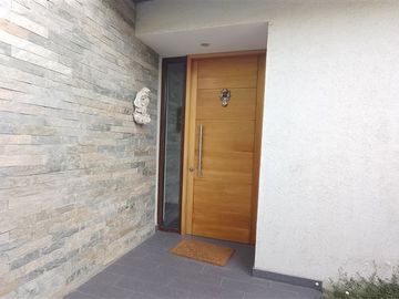 Casa en Venta en Departamento 4 dormitorios, 4 estacionamiento Latadia/Manquehue