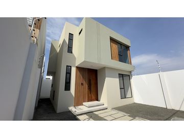 EN VENTA CASA MODERNA A ESTRENAR EN MANTA, SECTOR NORTE