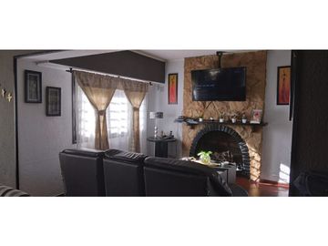 Chalet de 5 ambientes con cochera y parque. Zona Villa Gesell.