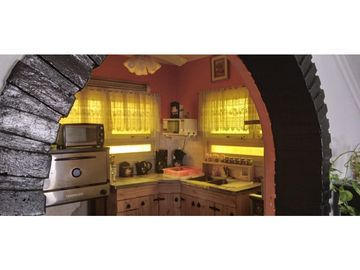 Chalet de 5 ambientes con cochera y parque. Zona Villa Gesell.