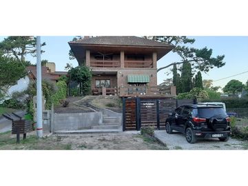 Chalet de 5 ambientes con cochera y parque. Zona Villa Gesell.