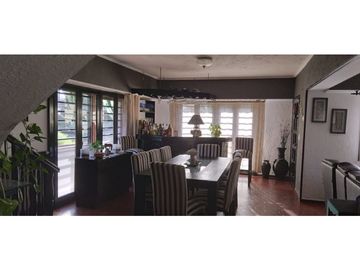 Chalet de 5 ambientes con cochera y parque. Zona Villa Gesell.
