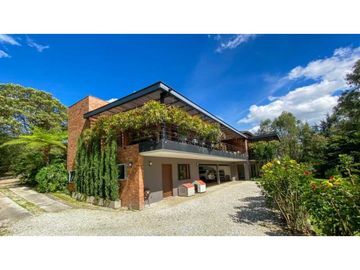 Espectacular casa campestre en Rionegro sector Llanogrande La Amalita