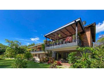 Espectacular casa campestre en Rionegro sector Llanogrande La Amalita