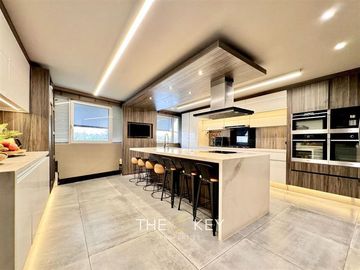 Depto Duplex-Penthouse en venta de 5 dorm. Vitacura