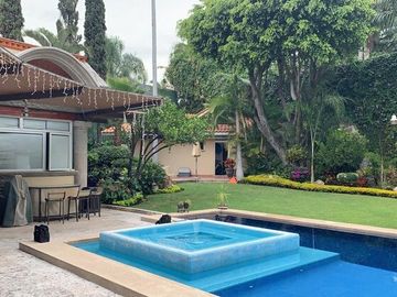 CASA EN VENTA EN LA COL. ACAPATZINGO CON 4 CASAS  PARA RENTAR,CUERNAVACA MOR.