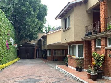 CASA EN VENTA EN LA COL. ACAPATZINGO CON 4 CASAS  PARA RENTAR,CUERNAVACA MOR.