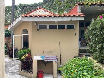 CASA EN VENTA EN LA COL. ACAPATZINGO CON 4 CASAS  PARA RENTAR,CUERNAVACA MOR.