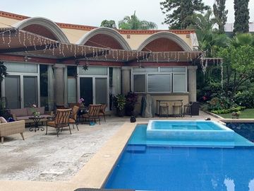 CASA EN VENTA EN LA COL. ACAPATZINGO CON 4 CASAS  PARA RENTAR,CUERNAVACA MOR.
