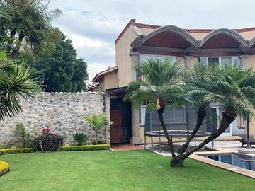 CASA EN VENTA EN LA COL. ACAPATZINGO CON 4 CASAS  PARA RENTAR,CUERNAVACA MOR.