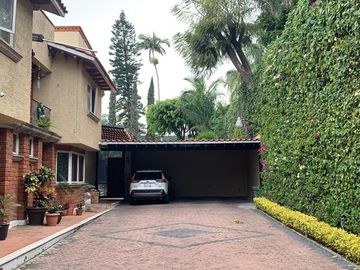 CASA EN VENTA EN LA COL. ACAPATZINGO CON 4 CASAS  PARA RENTAR,CUERNAVACA MOR.