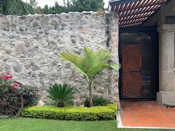 CASA EN VENTA EN LA COL. ACAPATZINGO CON 4 CASAS  PARA RENTAR,CUERNAVACA MOR.