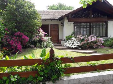 MUY BUENA UBICACIÓN - AMPLIO TERRENO - MUY BUEN CHALET APTO 2 FAMILIAS