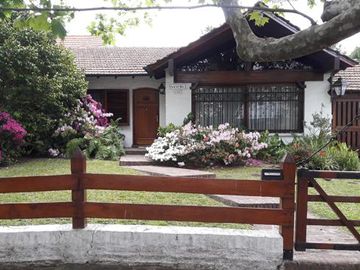 MUY BUENA UBICACIÓN - AMPLIO TERRENO - MUY BUEN CHALET APTO 2 FAMILIAS