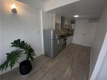 Departamento tres ambientes a la calle con balcón