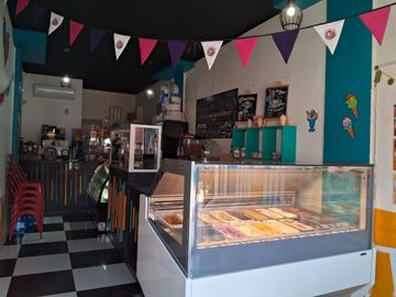 Heladería y cafetería en centro de Colina, derecho a llaves, funcionando
