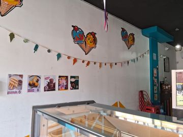 Heladería y cafetería en centro de Colina, derecho a llaves, funcionando