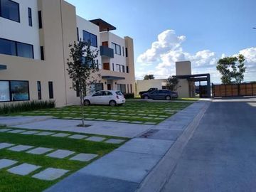 Hermosos Departamentos en El Pueblito Centro, 2 y 3 Recamaras, Ubicadisimos !!