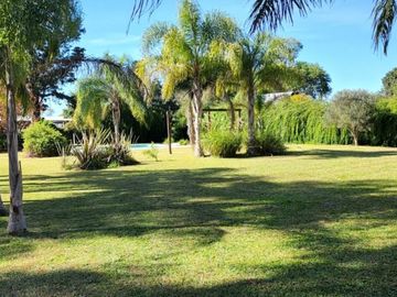 En venta casa quinta zona Las Acacias, gran espacio verde parquizado, lista para entrar a vivir !