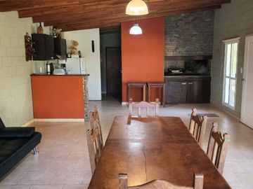 En venta casa quinta zona Las Acacias, gran espacio verde parquizado, lista para entrar a vivir !