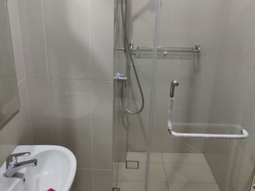 Di jual apartement full furnish menghadap mall. lokasi strategis & bebas banjir