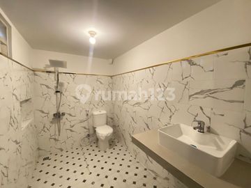 Rumah Brand New Modern Classic Akses Mudah Ke Tol di Cinere