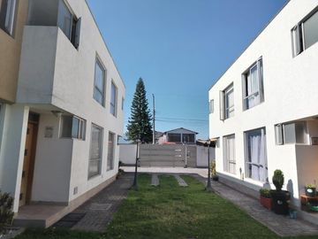 Casa en Venta de 128m2 de construcción, ubicada en el  Dean bajo, a 500m de Colegio Gutembe