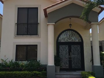 C.Celeste, La Marina, venta casa amplia y con extras en su acabado original (J.Luna)