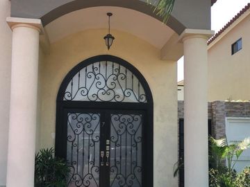 C.Celeste, La Marina, venta casa amplia y con extras en su acabado original (J.Luna)