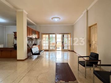 Rumah Luas dengan Lahan 1.062 M² Dekat Tol Limo